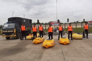 Polda Banten Kerahkan Ratusan Personil Bantu Korban Banjir Lebak