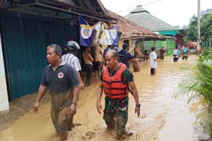 Sungai Ciberang Rendam Empat Kecamatan di Lebak, Dandim Terjun Evakuasi Warga