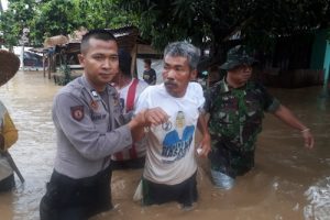 Polda Banten Bersama TNI Bantu Evakuasi, Ribuan KK Dilanda Banjir Bandang Lebak