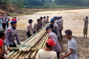 Tanggap Bencana, Dansat Brimob Polda Banten Bersihkan Rumah Warga dan Buat Rakit