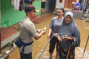 Kapolsek Senen dan Muspika Bagikan Nasi Bagi Korban Banjir