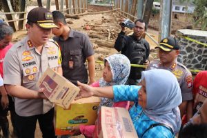 Kapolda Banten Tinjau Pengungsi Banjir dan Beri Bantuan