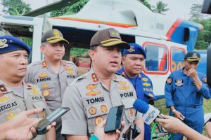 Kapolda Banten Gunakan Helikopter Kirim Logistik ke Daerah Terisolir