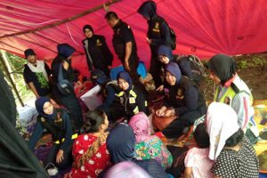 Kapusdokkes Polri Bakti Kesehatan di Lokasi Pengungsian Banjir