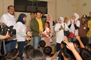 Ketua MPR Hibur dan Bermain Bersama Anak-Anak Korban Banjir