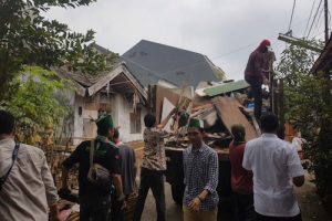 Dispora Kota Tangerang Gandeng OKP Bersihkan Sampah Pasca Banjir