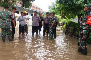 Tinjau Banjir, Kapolres Serang Minta Masyarakat Waspada