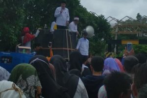 Santri Ponpes Al Hasaniyah Tangerang Demo Penegakan Perbup Truk Tanah
