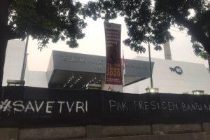 Kain Hitam Bertuliskan ‘Save TVRI’ Terpampang di Depan Gedung