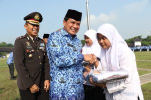 551 Peserta Didik Terdampak Banjir Terima Bantuan Kelengkapan Sekolah