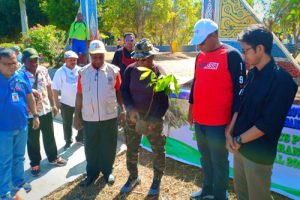Tanam Matoa, Gubernur Dominggus Sebut Wartawan Orang Hebat