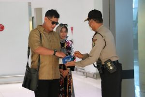 Antisipasi Virus Corona, Polisi Bagikan Masker di Bandara Soekarno Hatta