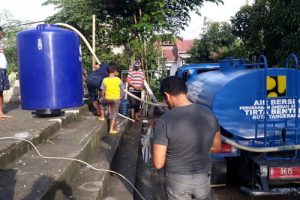 Mudahkan Warga Ambil Air, PDAM TB Pasang Toren di Lokasi Banjir Priuk