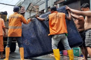 Banjir Periuk Surut Warga Mulai Bersih-bersih
