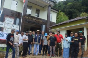Petinggi SMSI Tinjau Huntara di Atas Awan