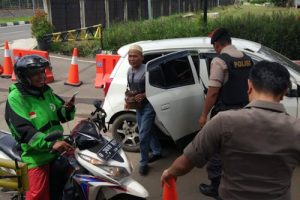 Polresta Bandara Soetta Lakukan Pengecekan ke Tiap Pengunjung