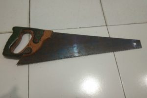 Ditegur Hutang, NS Malah Bacok Korban Pakai Gergaji
