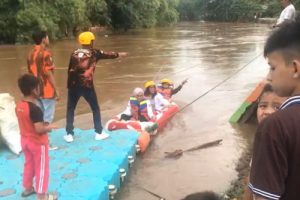 Ketua MPR Beri Bantuan Perahu Evakuasi Korban Banjir