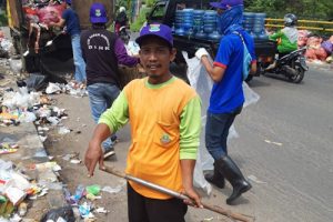 DLHK Kabupaten Tangerang Bersihkan Sampah di Jembatan Kali Cimenceuri
