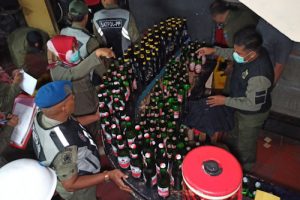 Razia Satpol PP Banten, Amankan Ratusan Botol Miras dan PL