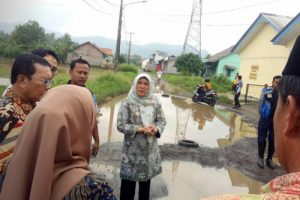 Warga Lapor Jalan Rusak, Ati Marliati Langsung ke Lokasi