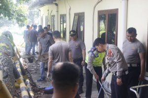 Antisipasi Corona, Polresta Bandara Soetta Bersihkan Fasilitas Umum & Masjid