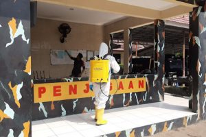 Cegah Covid-19, Mako Sat Brimob Polda Banten Disemprot Disinfektan