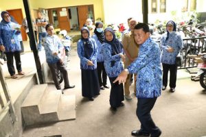 Pegawai Pemkab Tangerang Dicek Suhu Tubuh