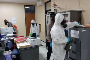 Perangi Corona, Sat Brimob Polda Banten Disinfektan Kantor Pemerintah