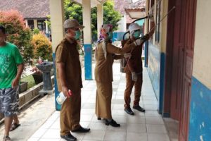 Desa Cirarab dan Ormas Semprotkan Disinfektan Cegah Virus Corona