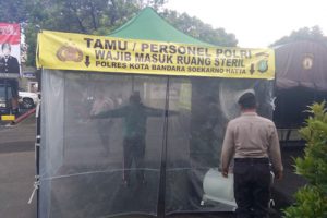 Cegah Covid-19, Polresta Bandara Soetta Semprot Disfektan ke Personil dan Tamu