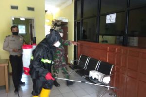 Kecamatan, Karang Taruna dan Muspika Mekar Baru Semprot Disinfektan Cegah Penyebaran Covid-19