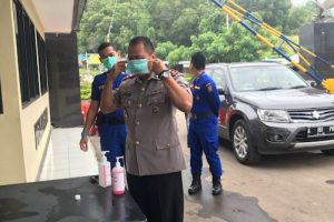 Tetap Layani Masyarakat, Dirpolairud Banten Semprot Disinfektan dan Bagikan Masker