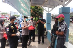 Tim Jum’at Barokah Polda Banten Bagikan Makanan dan Himbauan Cegah Covid-19