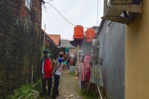 Warga Al Inayah Cikokol Semprot Disinfektan Tangkal Corona
