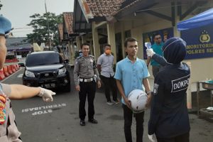 Polres Serang Kota Periksa Suhu Tubuh dan Berikan Vitamin ke Anggota