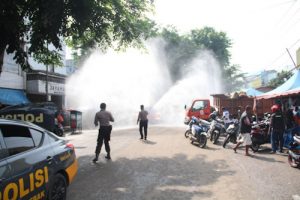 TNI-Polri Semprot Disinfektan di Rangkasbitung, Putus Covid-19