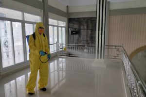 Brimob Banten Semprot Disinfektan ke Masjid