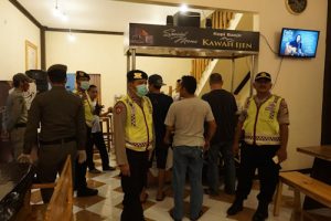 Cegah COVID-19, Tim Gabungan Bubarkan Kerumunan Massa di Kawasan Industri Cikande