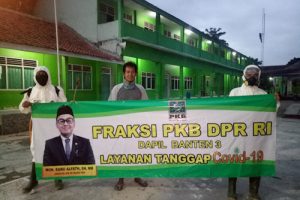 Rano Alfath Bagikan Ratusan Paket Sembako di Tangerang