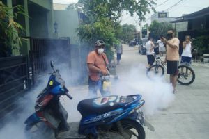 Warga Perum Permata Tangerang Semprot Disinfektan Secara Mandiri