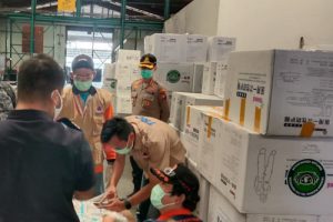 Polisi Jaga Ketat APD Kedatangan APD di Bandara Soetta