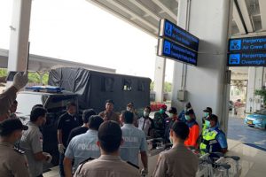 Bantuan Masker dari Hongkong Dijaga Ketat di Bandara Soetta