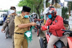 Walikota Tangerang dan Wakil Bagikan Masker di Jalan