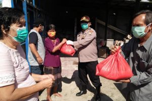Imbas Corona, Polisi Bagi-bagi Paket Sembako di Neglasari