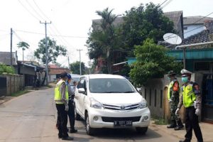 Polres Lebak Periksa Suhu Tubuh dan Semprot Disinfektan ke Kendaraan di Perbatasan