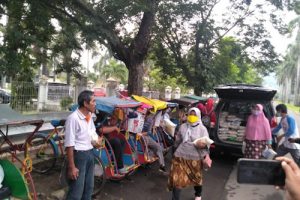 Bersama Wartawan, Ibu-ibu di Cilegon Gerebek Ojol, Pemulung, Pedagang, Tukang Becak Bagikan Sembako