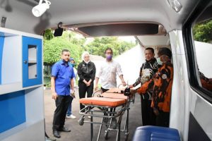 Bamsoet Serahkan Bantuan Ambulance untuk Warga Miskin