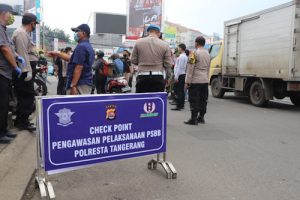 Hari Pertama PSBB di Tangerang, Petugas Himbau Masyarakat Patuh Aturan
