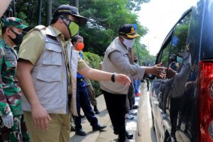 Walikota Tangerang Tinjau Check Point Hari Pertama PSBB